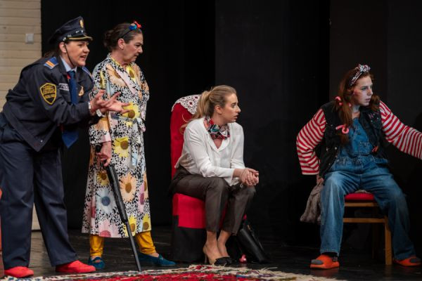 Večeras na sceni Zeničkog pozorišta komedija "Žene u crvenom"