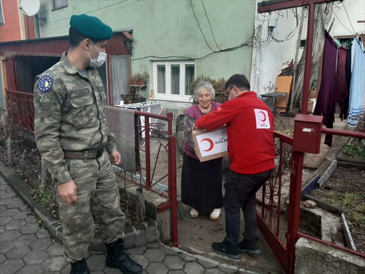 Turski Crveni polumjesec osigurao pomoć u hrani, ogrjevu i tabletima za učenike