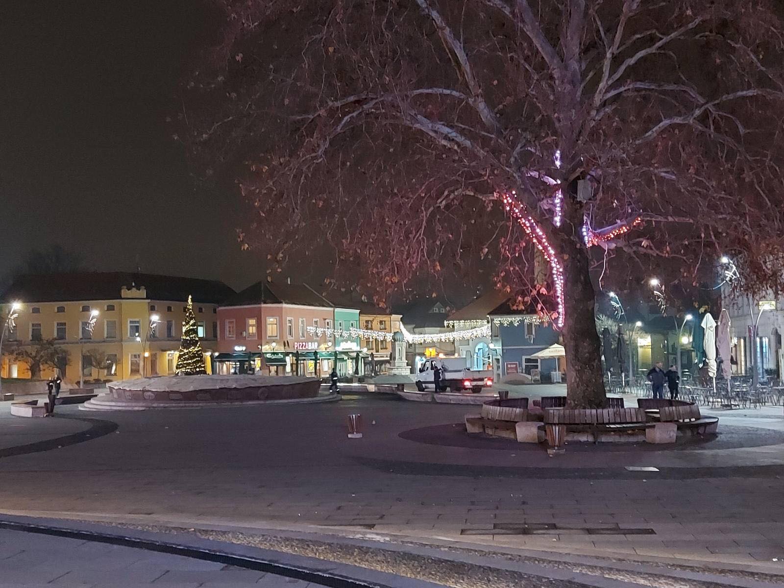 Tuzla noćnom u novogodišnjem odijelu