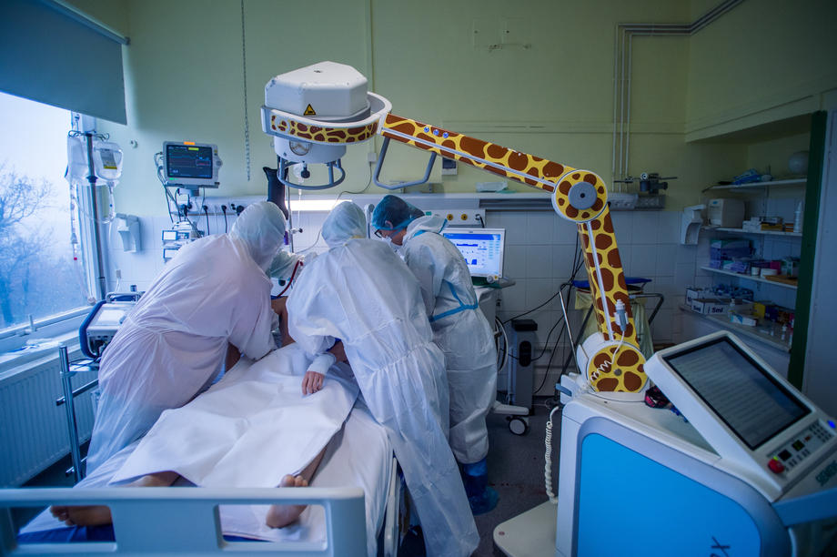 SAD: Zaraženo više od 15,71 milion ljudi, umrlo više od 294.000