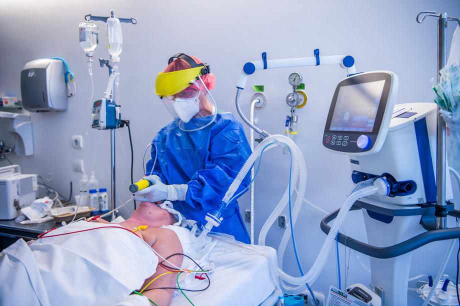 Umrlo još 790 osoba od koronavirusa u Francuskoj