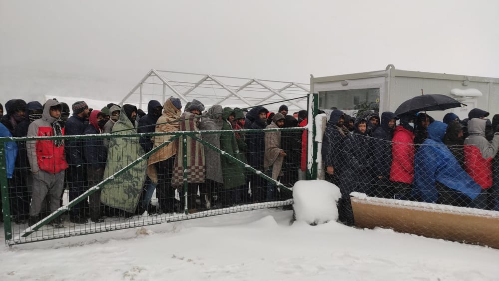 Dok čekaju politički koncenzus, migranti iz Lipe s obrokom dnevno pod otvorenim nebom
