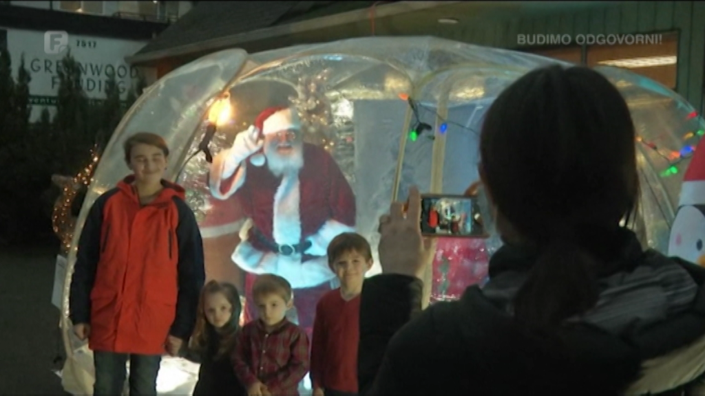 Djed Mraz u snježnoj kugli
