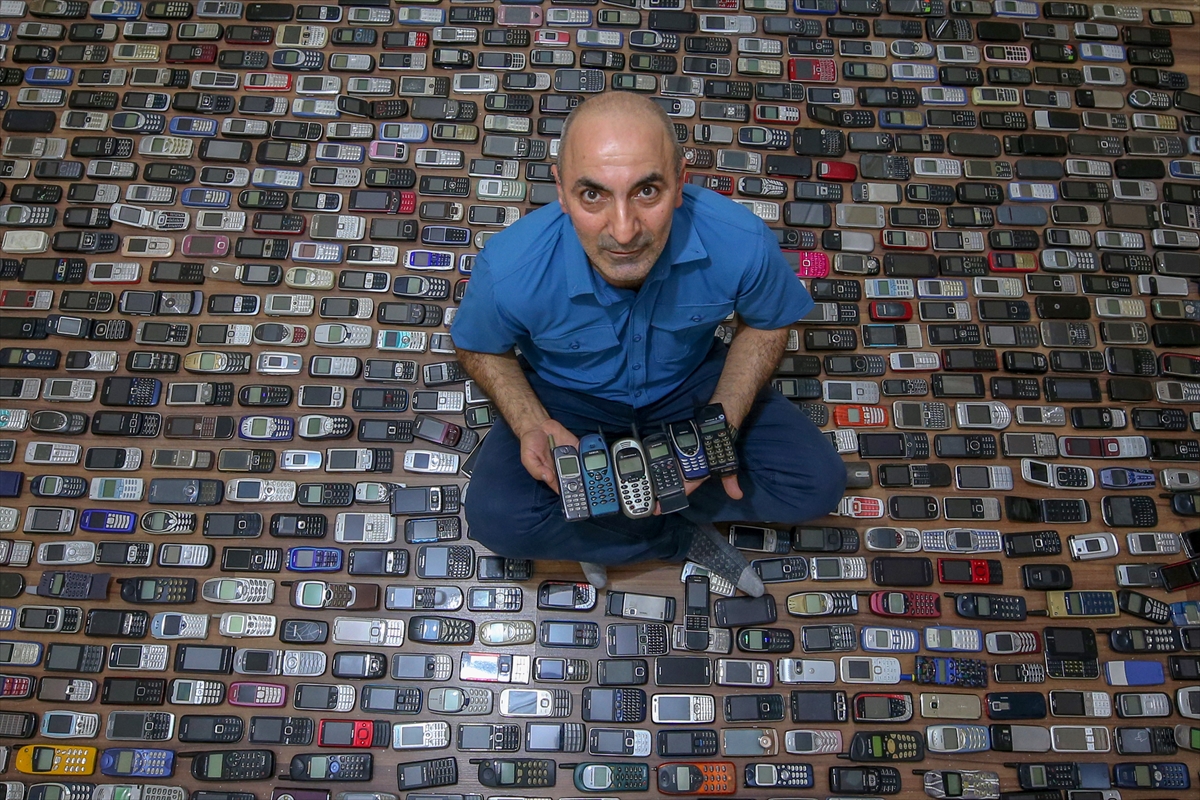 Za dvije decenije napravio kolekciju od 1.000 starih modela mobitela