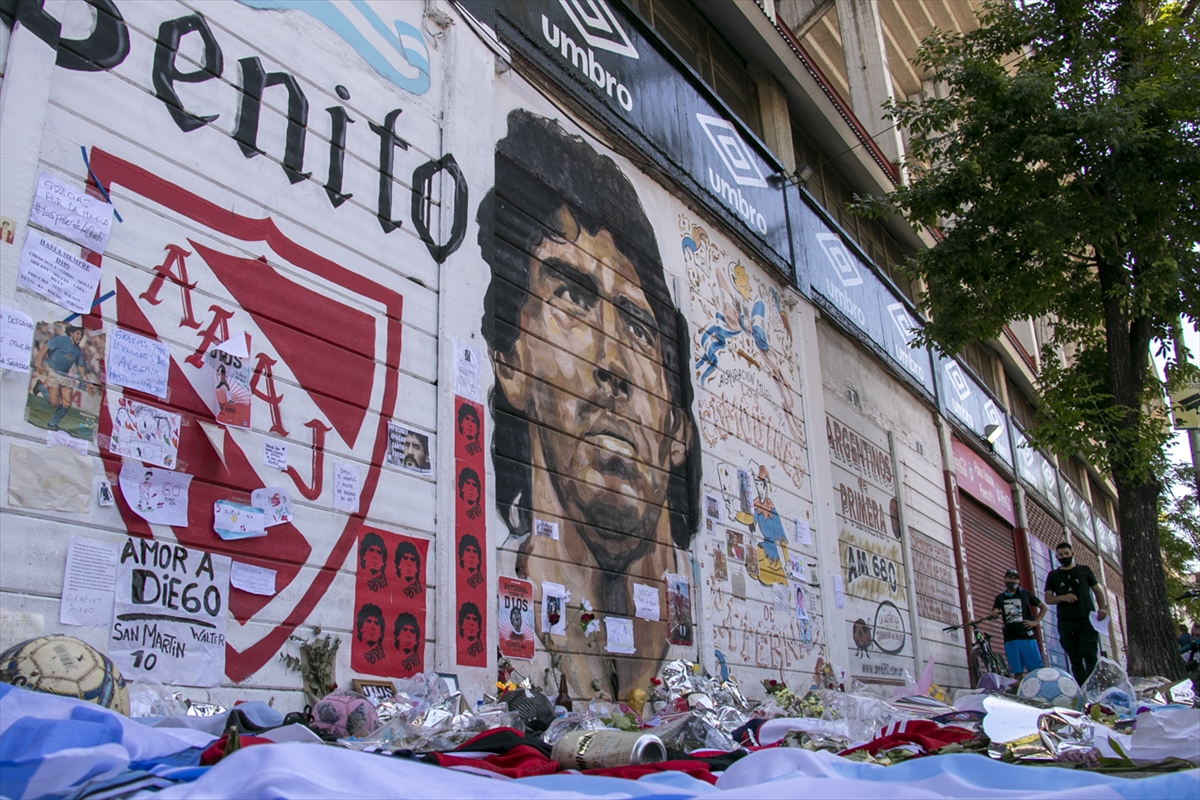 Fanovi položili cvijeće ispred Maradonine rodne kuće u Buenos Airesu