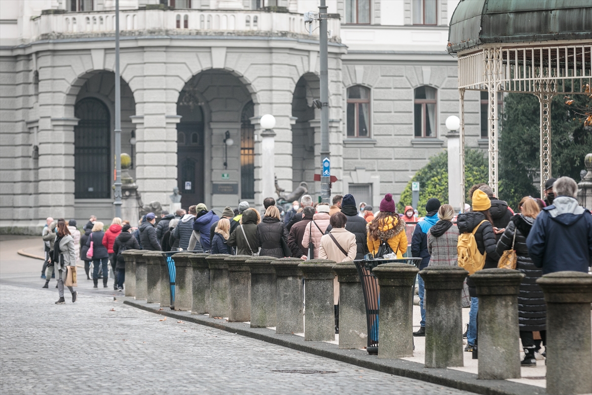 Veliki odziv građana: Slovenija provodi masovno testiranje na koronavirus