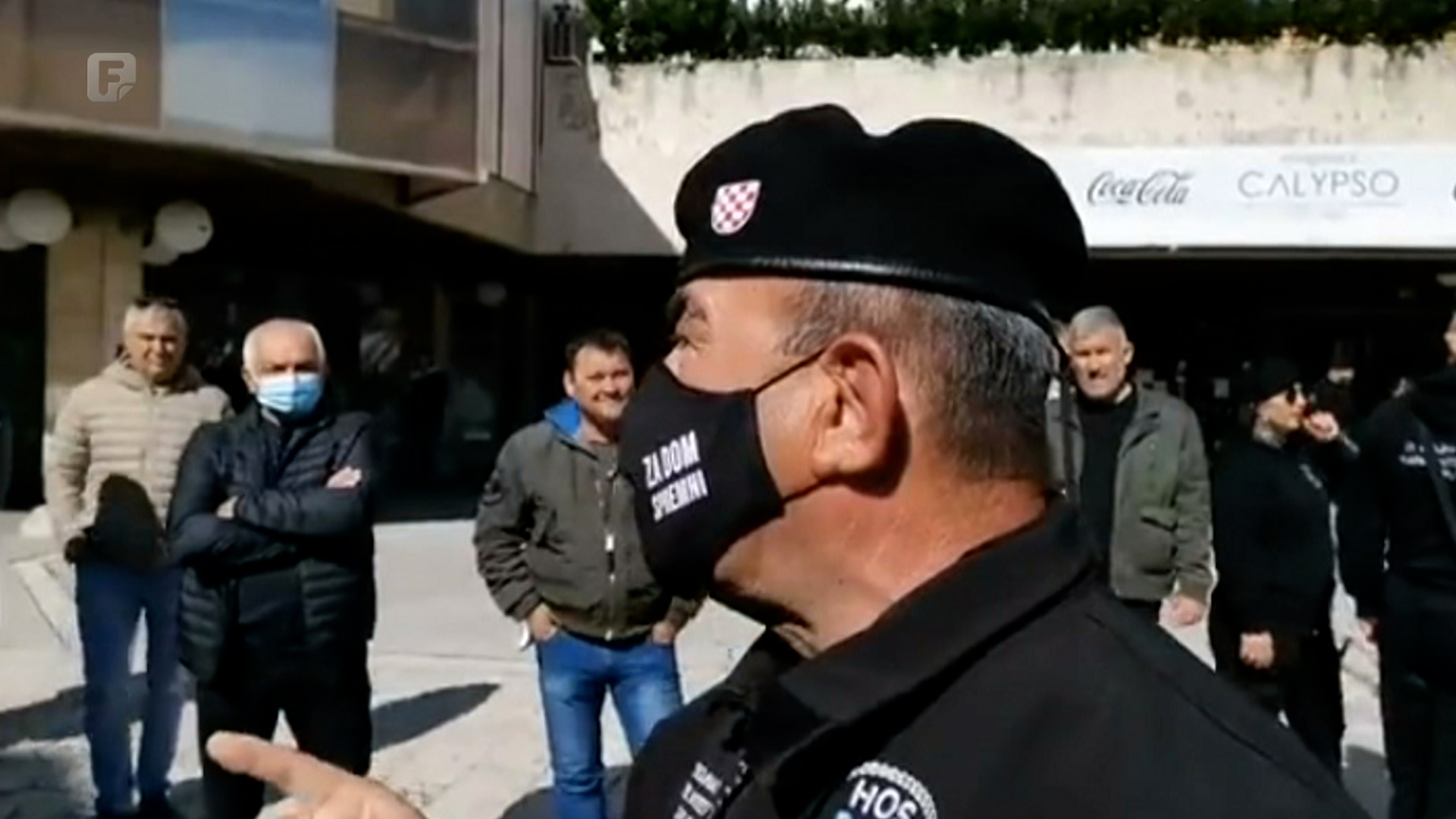 U Splitu postrojavanje HOS-ovaca uz ustaški pozdrav