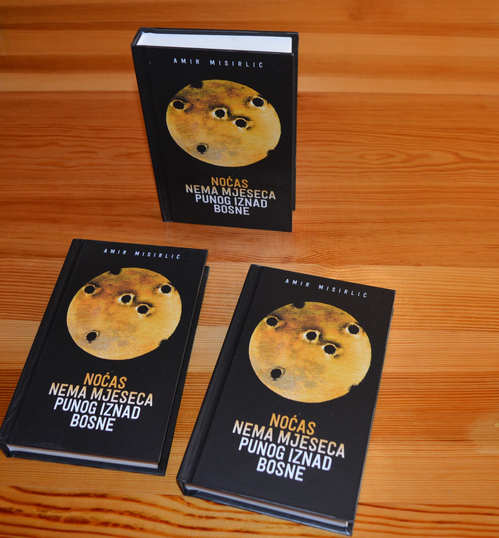 Iz štampe je nedavno izašao novi roman Amira Misirlića - „Noćas nema mjeseca punog iznad Bosne”