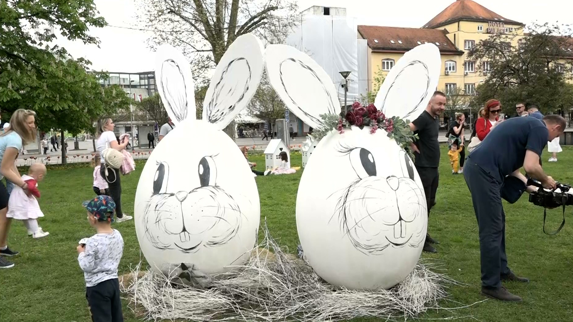 Najmlađi Banjalučani u gradskom parku ukrašavali vaskršnja jaja