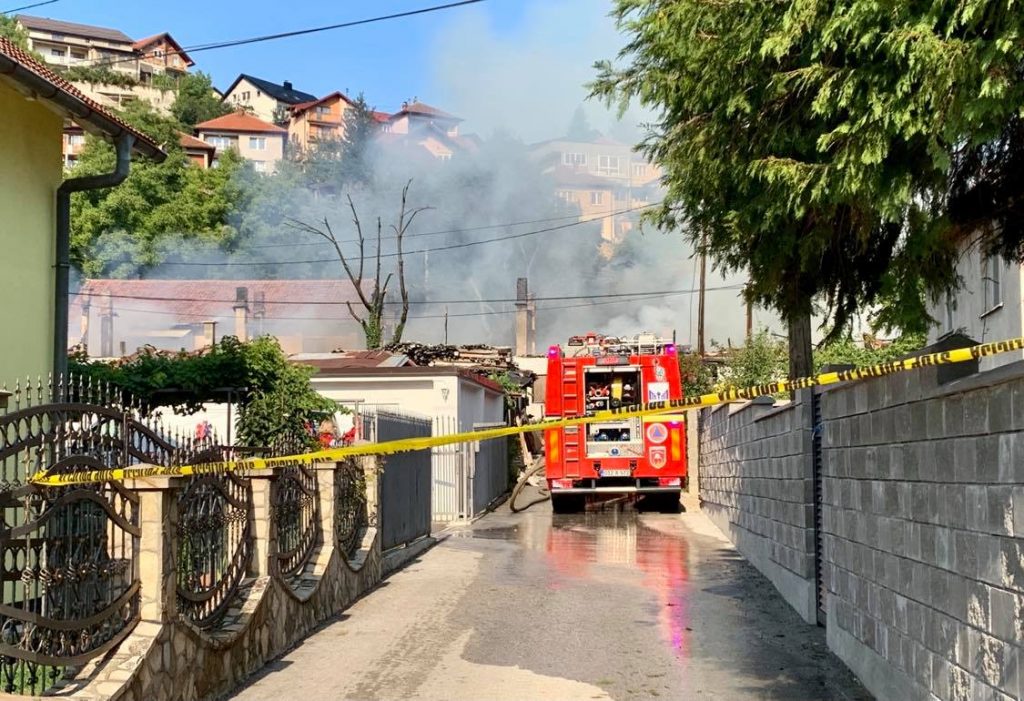 U požaru u Sarajevu više od 30 osoba ostalo bez krova nad glavom