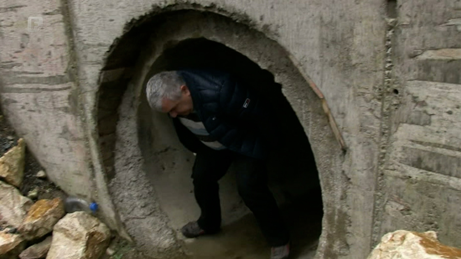 U Hrvaćanima kroz vodovodnu cijev prelaze u drugi dio sela