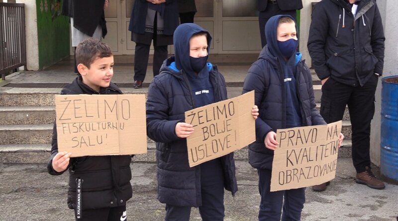 Roditelji osnovaca u Potočarima održali protest - škola bez grijanja