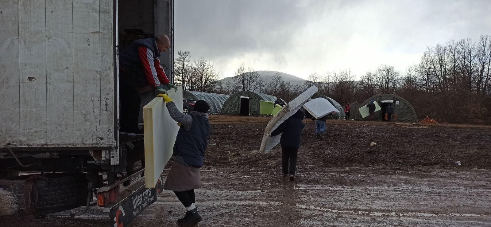 (VIDEO) Neizvjesno u prihvatnom kampu Lipa: Počelo opremanje kreveta u vojne šatore