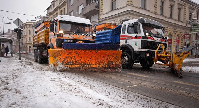 Zimska služba KJKP RAD – Trenutno na terenu 39 vozila i 109 radnika na ručnom posipanju