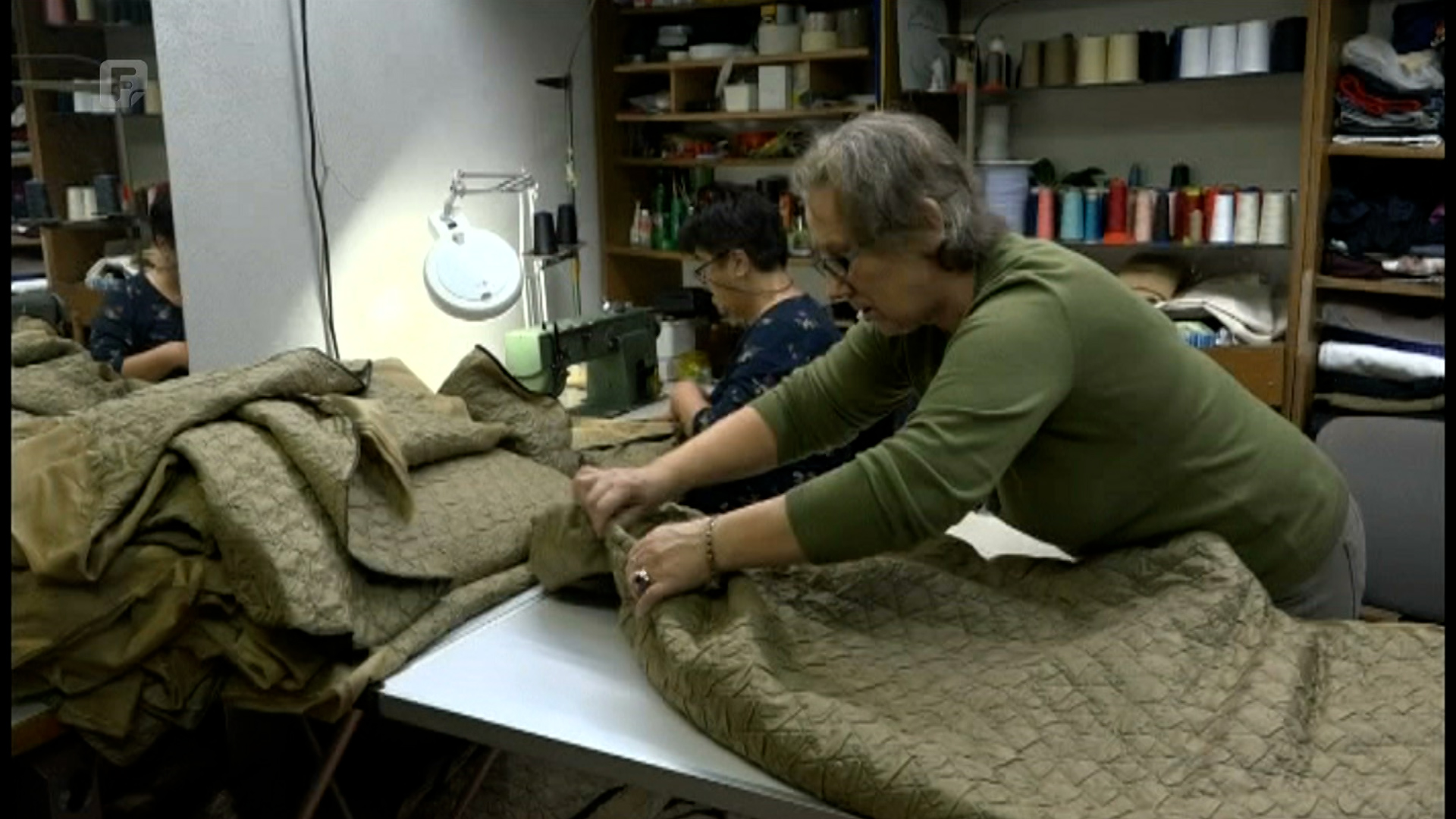 Žene iz Gračanice šiju vreće za spavanje migrantima