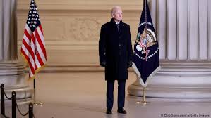 Prvi dan nakon inauguracije Biden potpisao 17 odluka