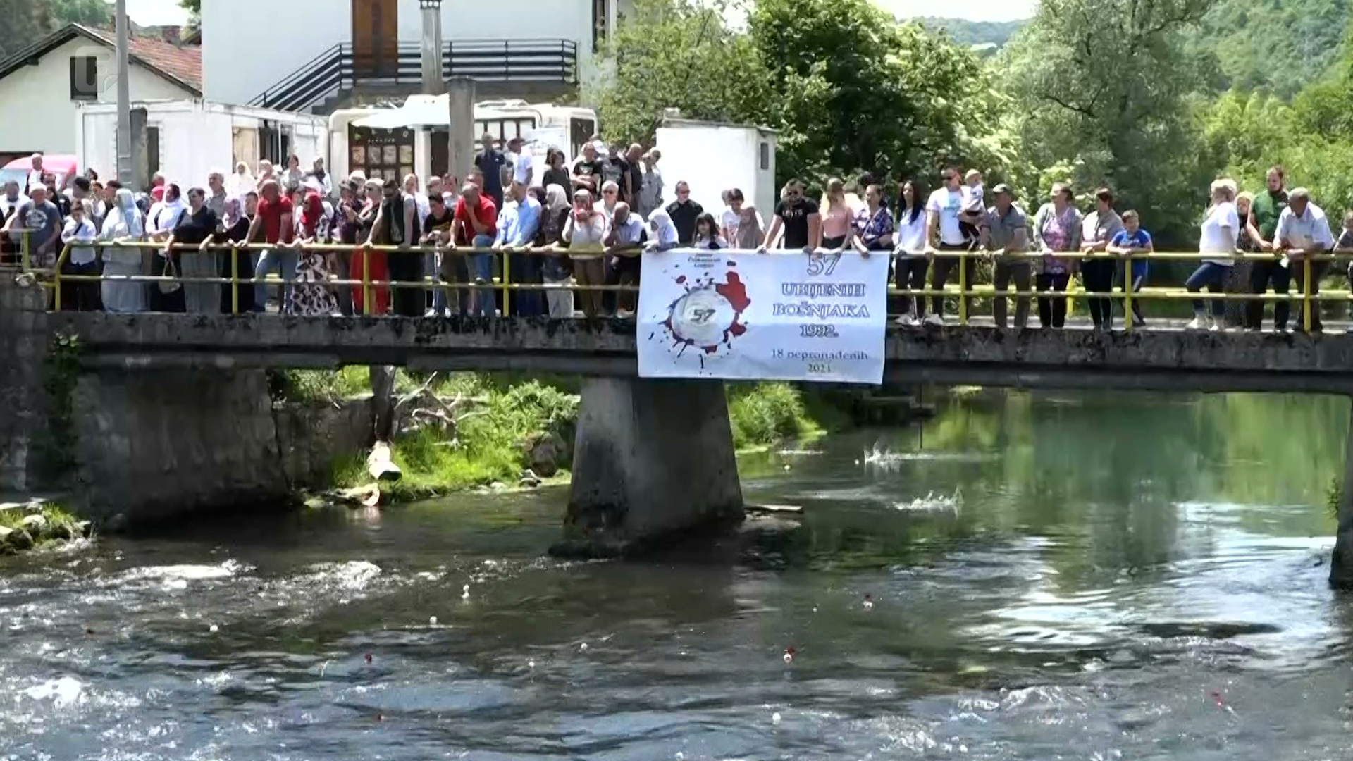 Bacanjem ruža u Plivu obilježena 29. godišnjica stradanja Bošnjaka u Jezeru