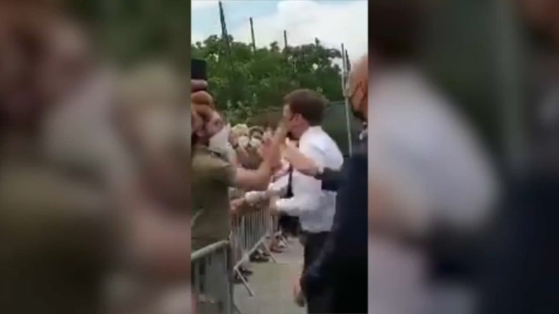 Dvije osobe uhapšene zbog šamara francuskom predsjedniku