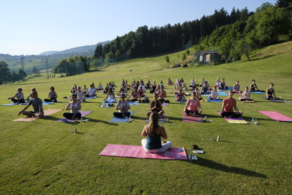 Međunarodni dan yoge obilježen je danas u Sarajevu, prvi put na otvorenom, u bašti Zemaljskog muzeja