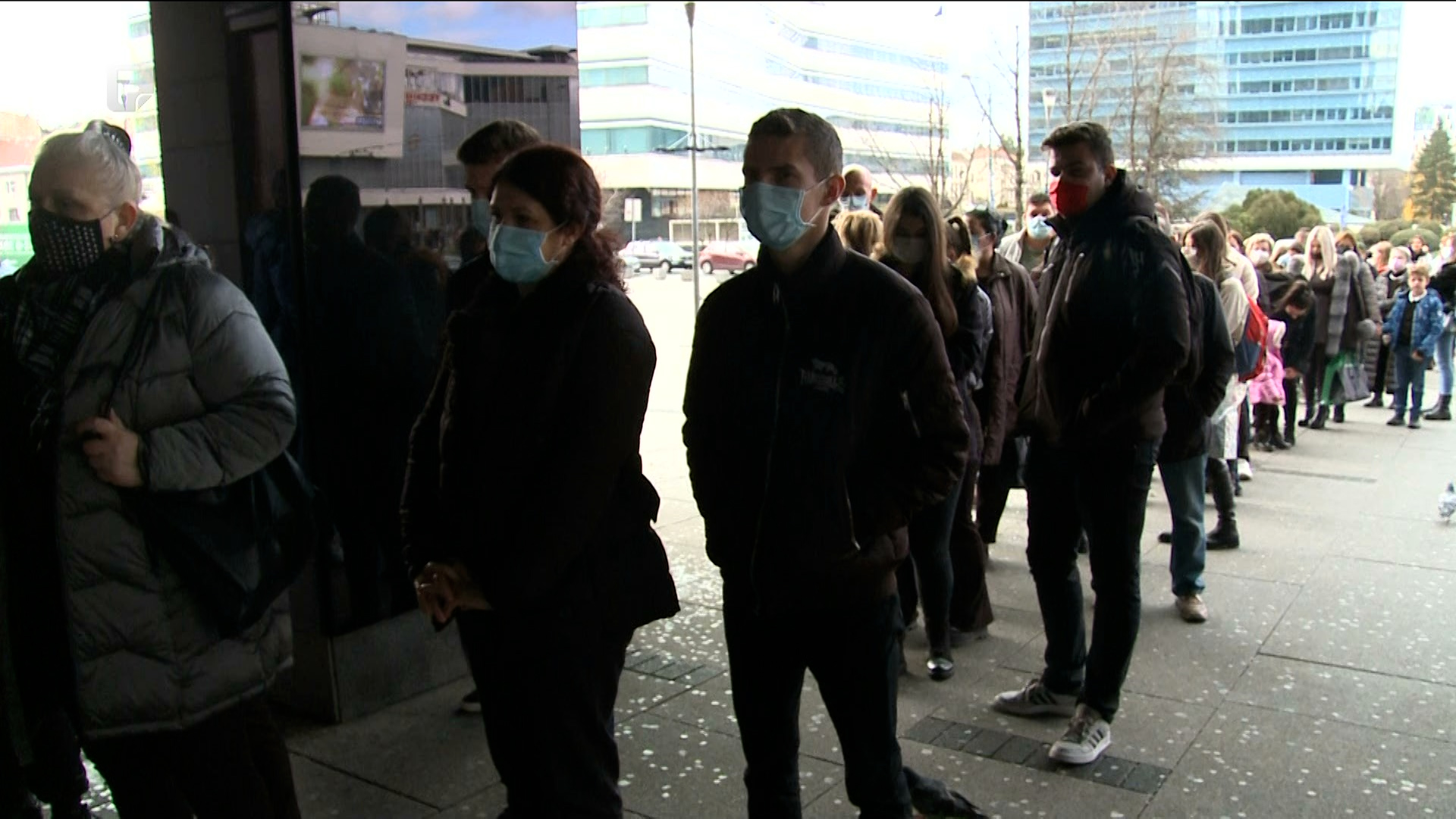 Crni petak: Velike gužve pred sarajevskim shoping centrima