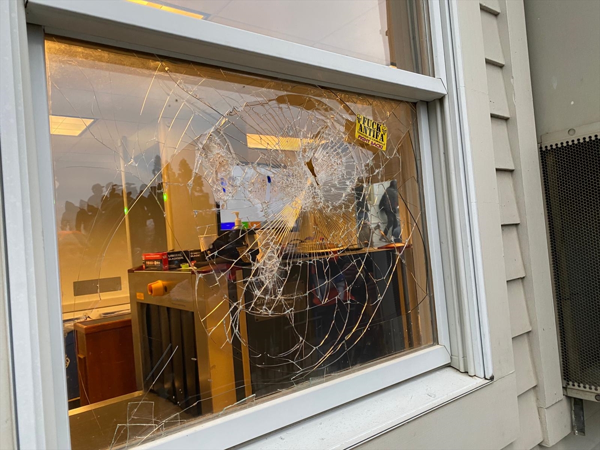 Trumpove pristalice napustile zgradu Kongresa, svijet u šoku