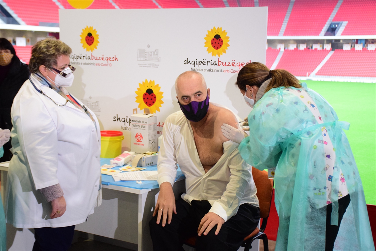 Počela vakcinacija u Albaniji: Vakcinu primio i premijer Rama