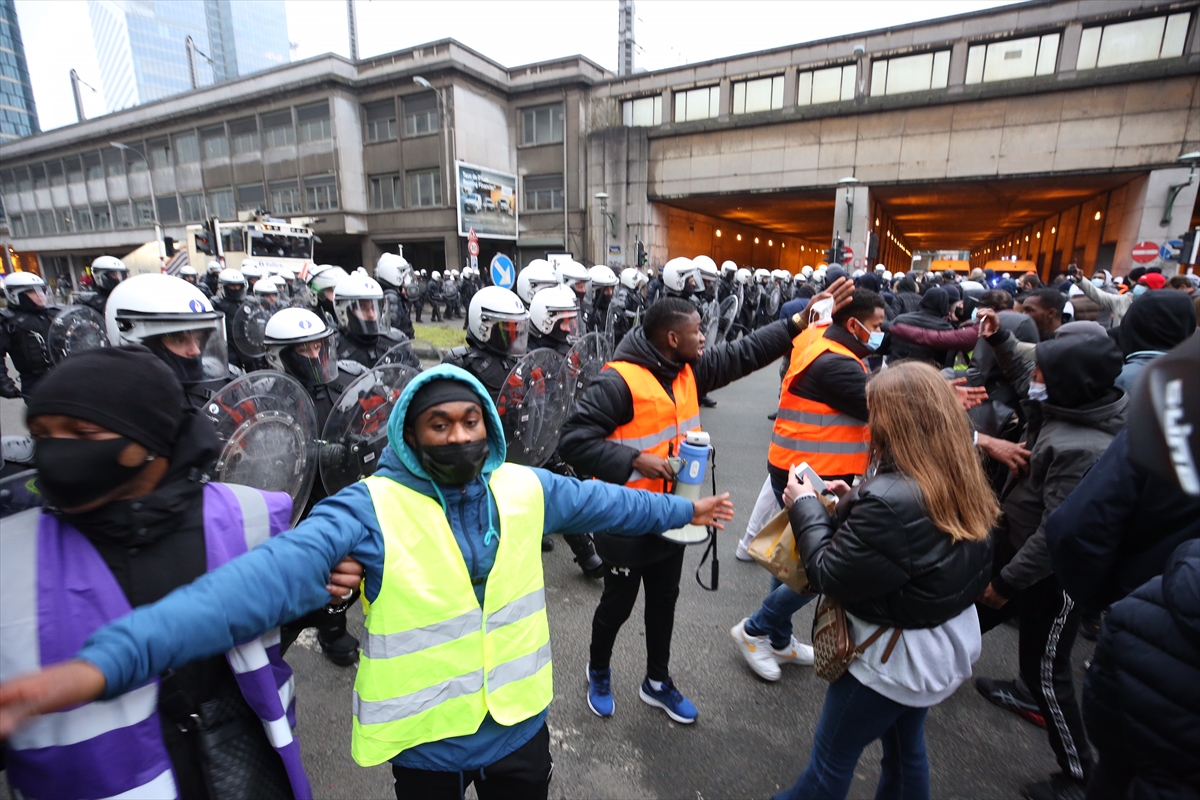 Neredi u Briselu: Zapalili ulaz policijske stanice i policijsko vozilo