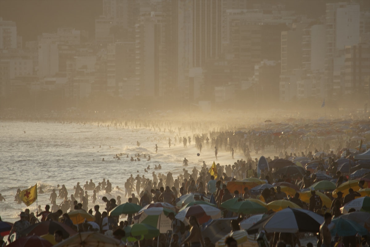 Hiljade ljudi na plaži u Rio de Janeiru traži spas od vrućine