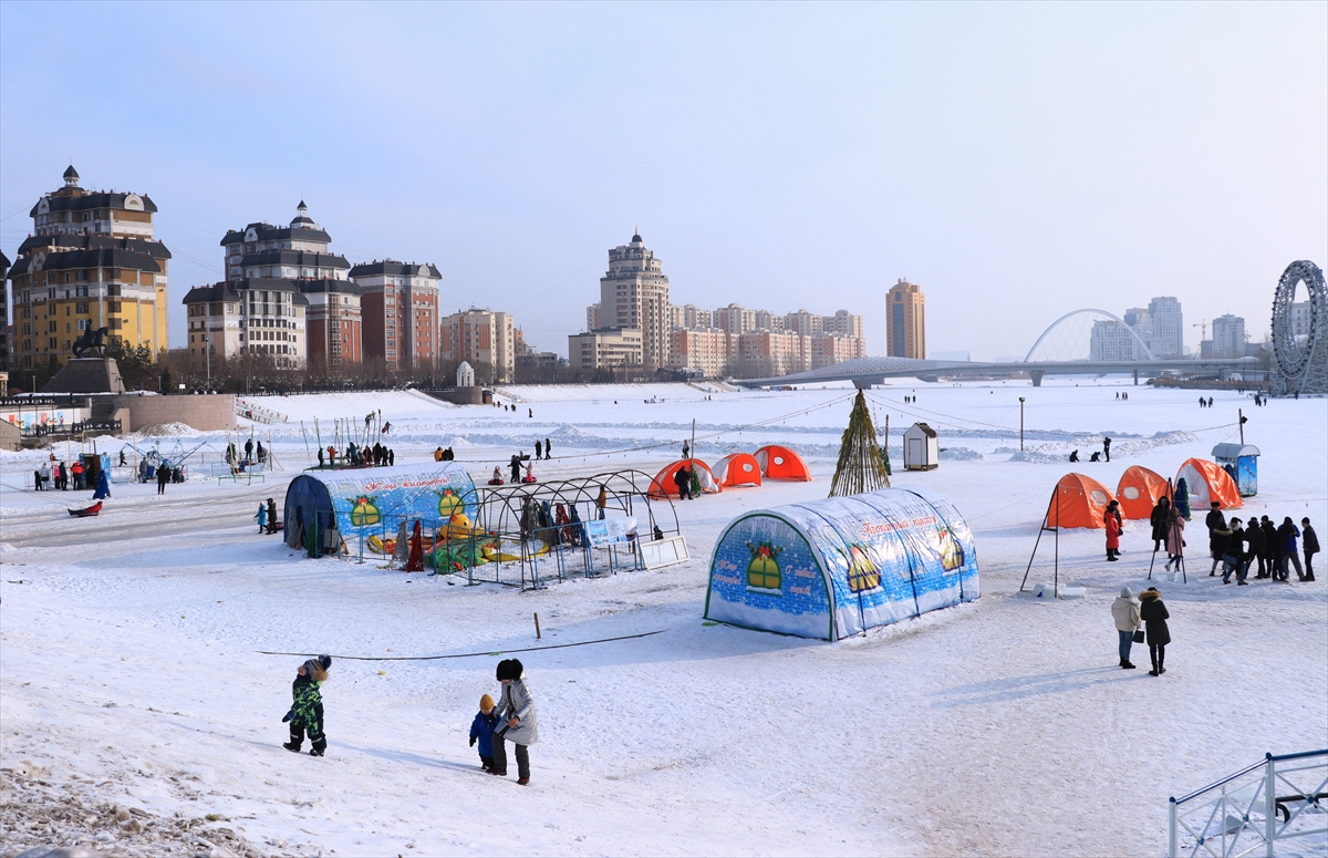 Sankanje i klizanje na zaleđenoj rijeci Esil u Kazahstanu