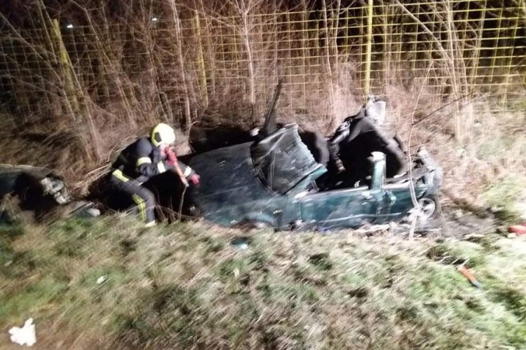 Jedna osoba poginula, tri povrijeđene u sudaru dva auta