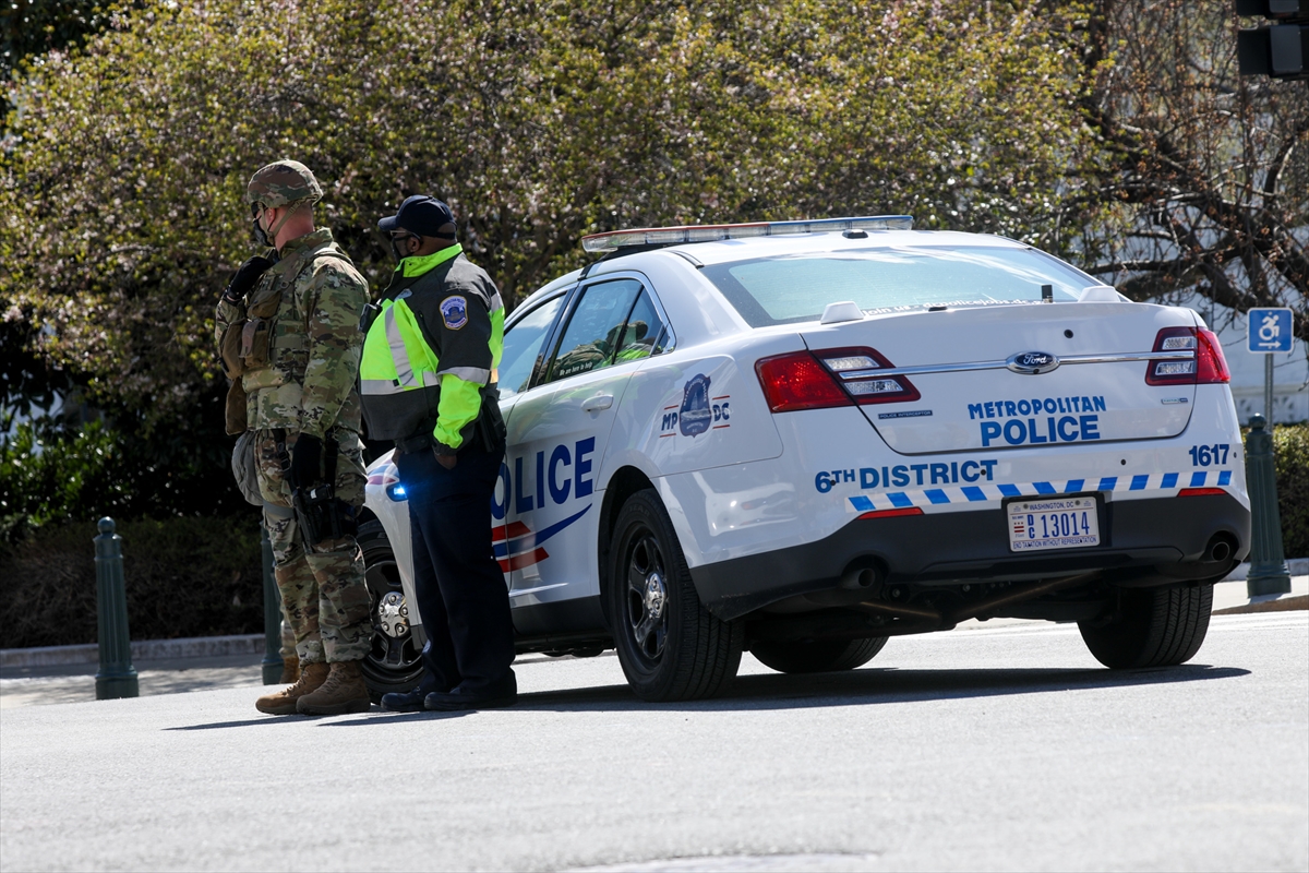 Policajac i osumnjičeni za napad preminuli nakon incidenta kod Kapitola