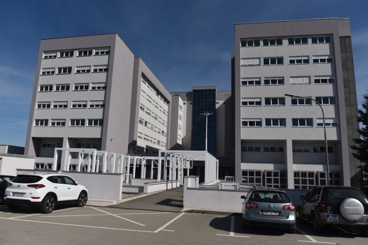 Žena koju je udario voz u Ramićima smještena na UKC RS
