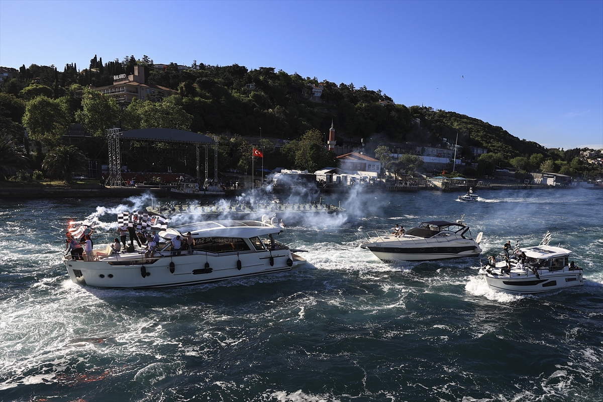 Ploveći Bosforom igrači i navijači Bešiktaša proslavili titulu prvaka