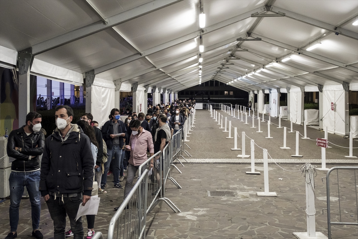 U Napulju vakcinacija protiv koronavirusa tokom cijele noći
