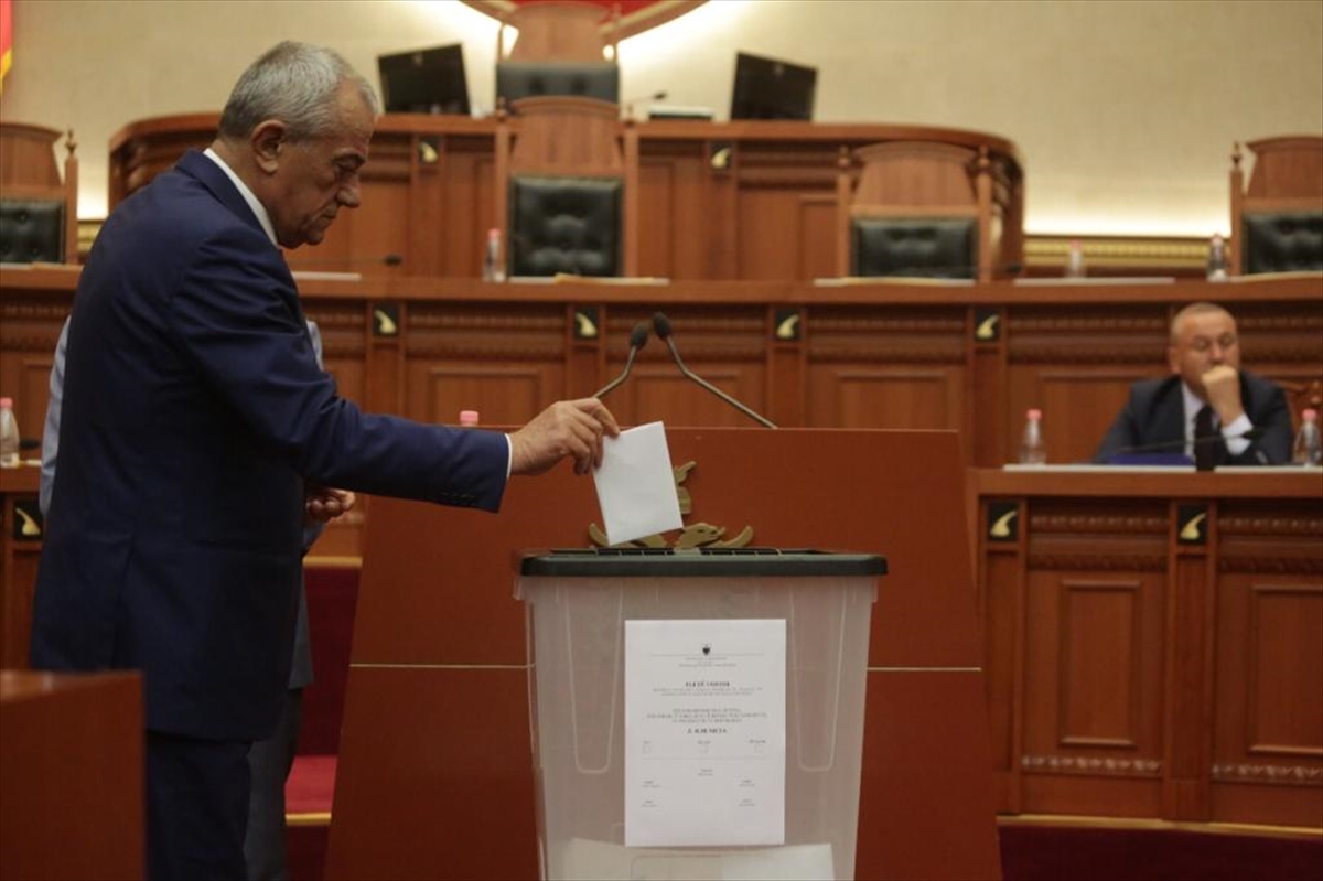 Poslanici podržali opoziv predsjednika Ilira Mete