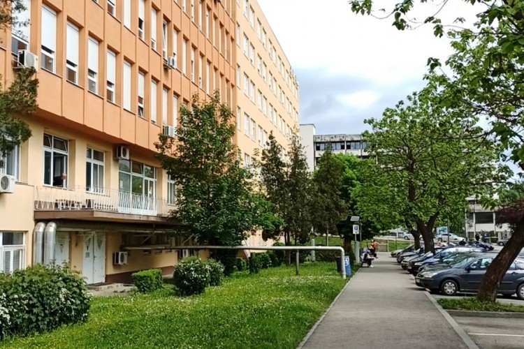 U sudaru dva automobila povrijeđeni muškarac i žena