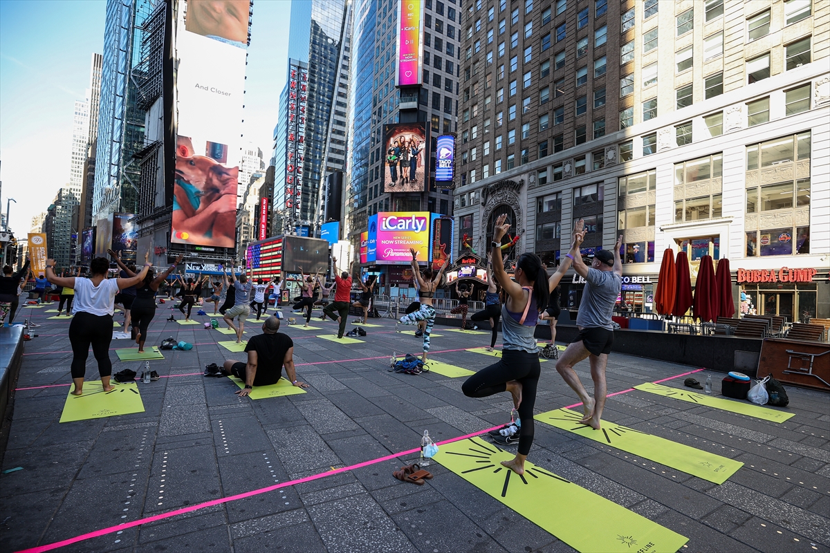 Stotine ljudi na Times Squareu obilježilo Svjetski dan joge
