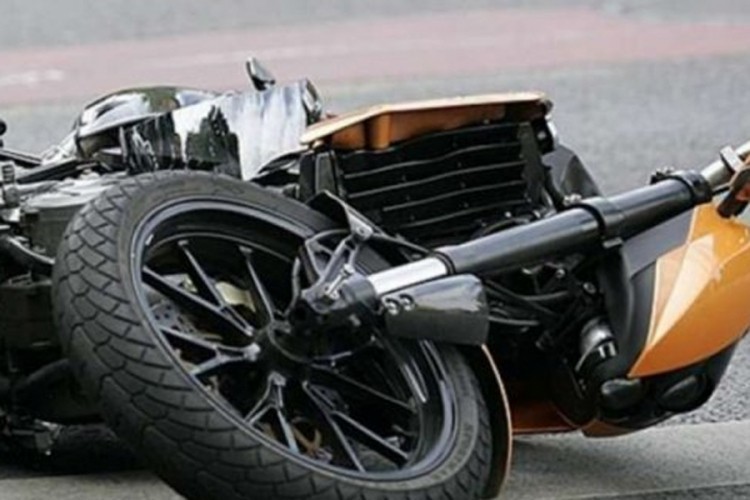 Teško povrijeđen muškarac u sudaru motora i automobila