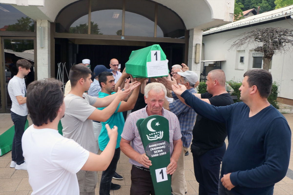 Ispraćeni tabuti vlaseničkih šehida za 17. kolektivnu dženazu na mezarju ”Rakita”