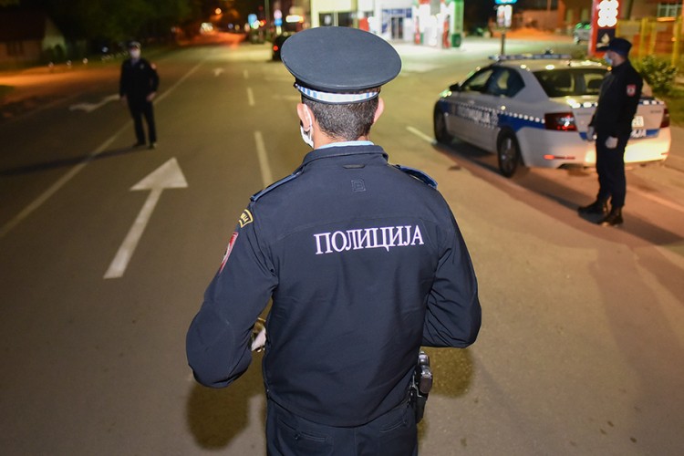 Pijan napao policajce, nogom udarao policijski auto