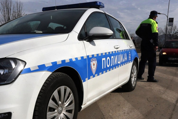 Sudar dva automobila i kombija, tri osobe povrijeđene