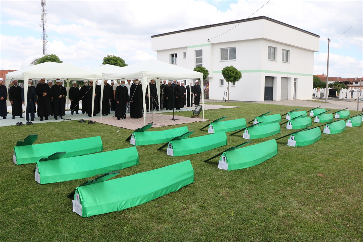 Klanjana kolektivna dženaza u Brčkom za 18 neidentifikovanih civila