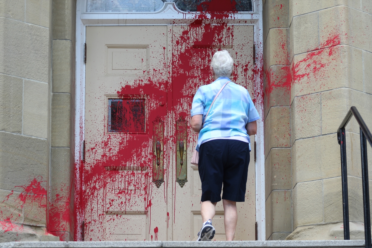 Kanada: Napadi na crkve nakon pronalaska neoznačenih grobova djece