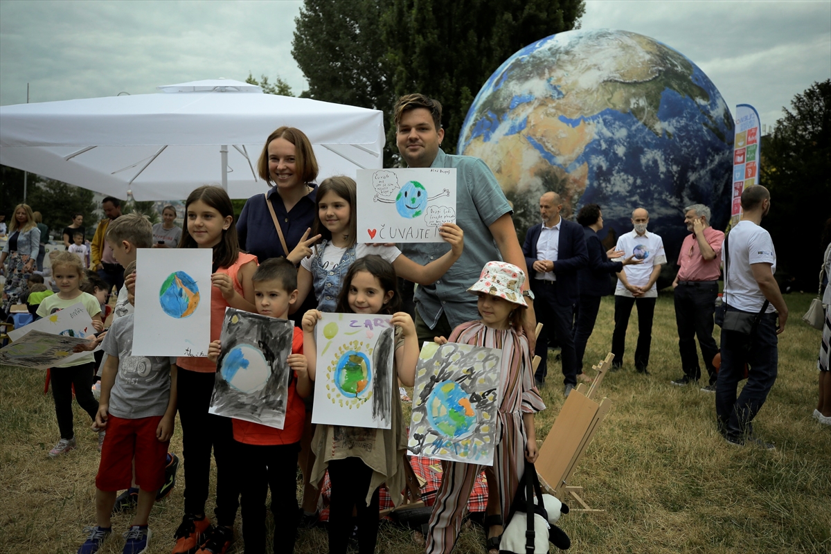 Manifestacija "Zaštitimo planetu" u parku pored Zemaljskog muzeja BiH