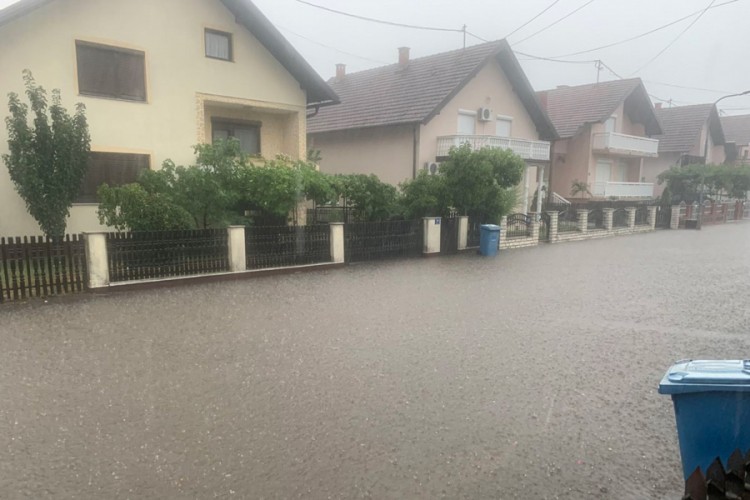 Jako nevrijeme u Modriči, ulice poplavljene