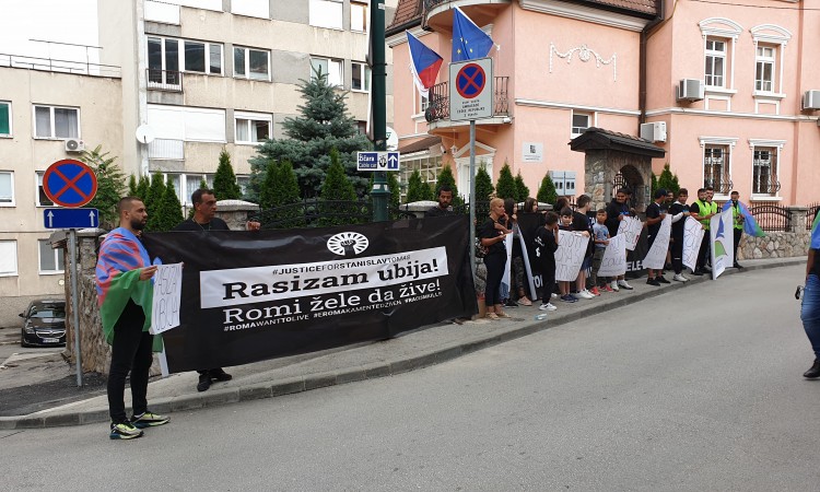 Romski aktivisti osudili rasizam i policijsku brutalnost prema Romima