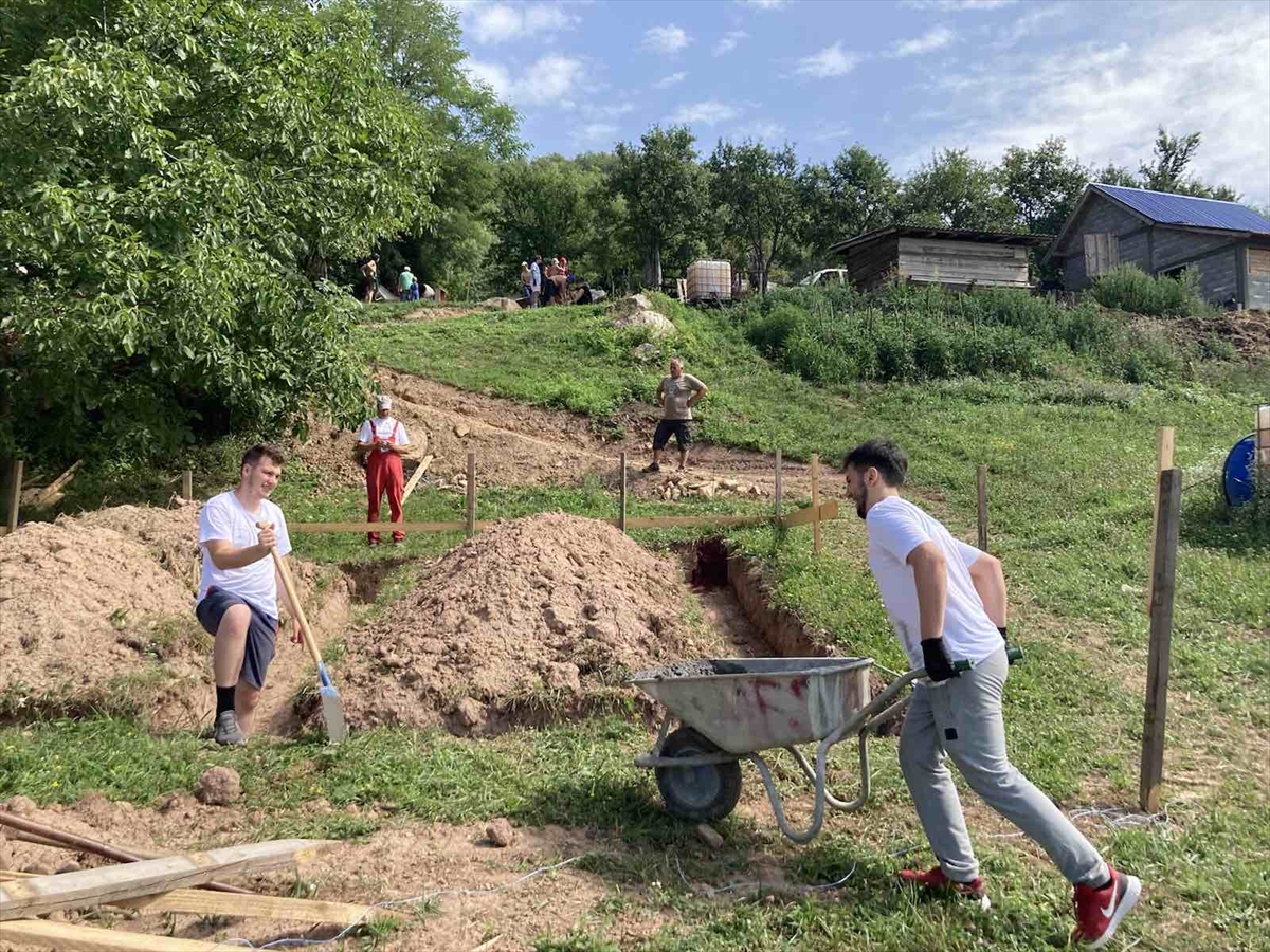 Konjević Polje: Mladi iz sedam država grade kuću povratničkoj porodici Mehić