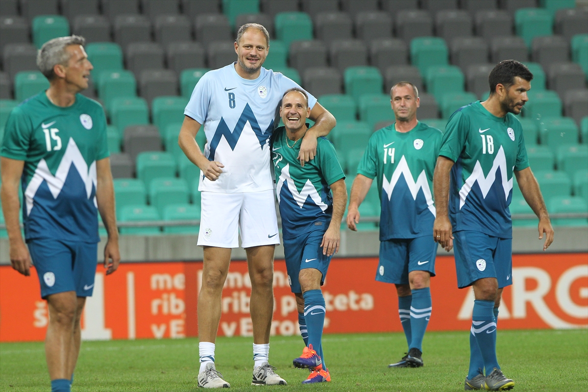 Humanitarno fudbalsko veče u Ljubljani: Na terenu Čeferin, Figo, Robbie Keane...