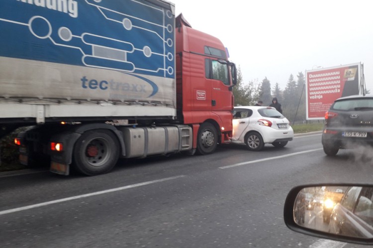 Saobraćajna nezgoda putničkog i teretnog vozila, gužva na ulazu u Sarajevo