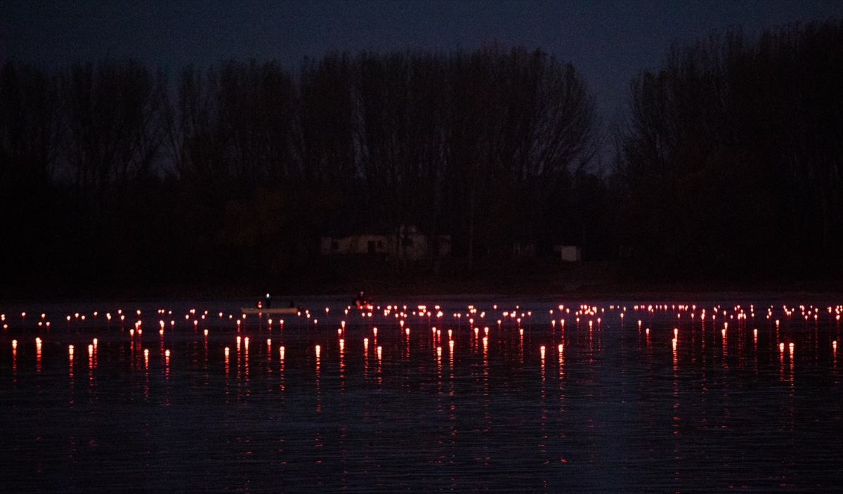 U Vukovaru niz Dunav pušteni lampioni u spomen na poginule i nestale